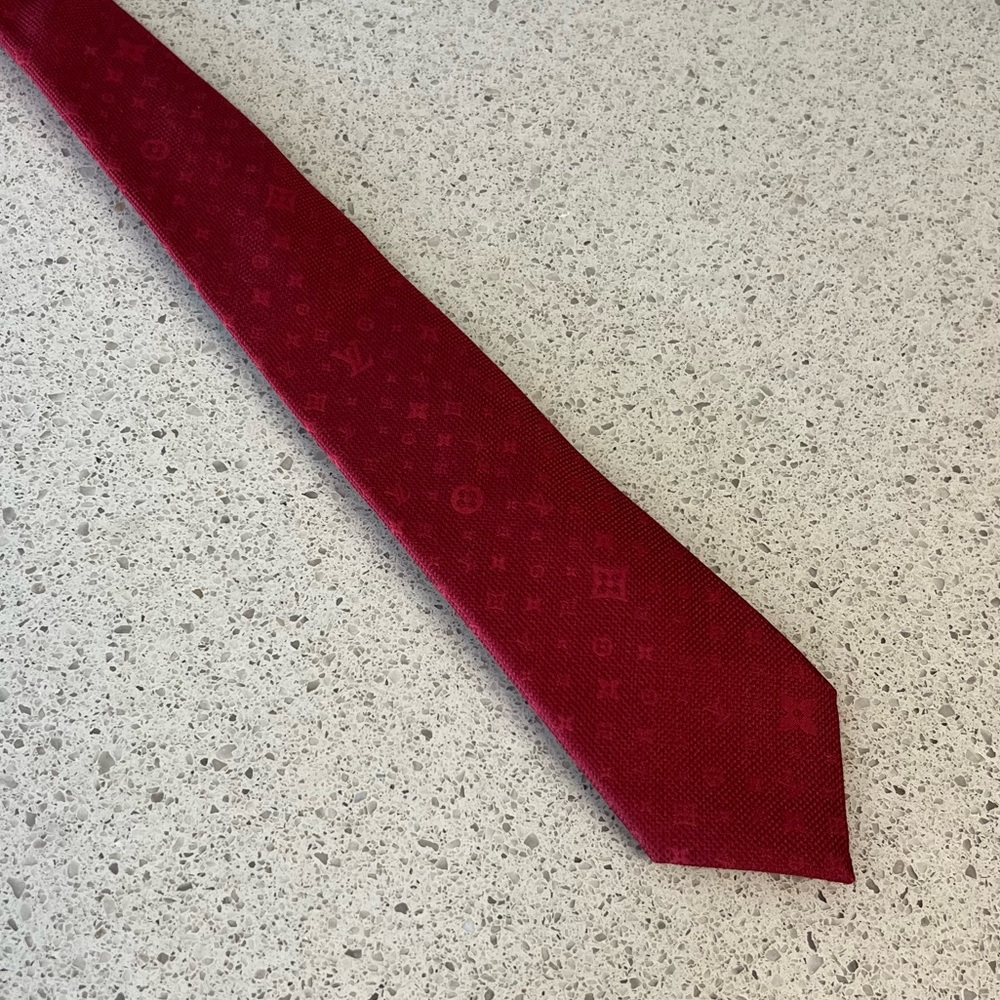 LOUIS VUITTON NECK TIE Monogram Stars Rouge - 💯 AUTHENTIC - M78021